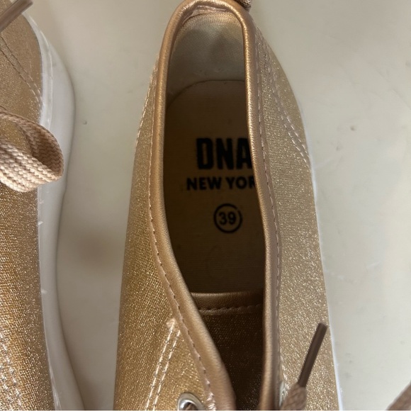 DNA New York Women’s Metallic Rose Gold Sneakers, Size 39 (8.5) - Picture 4 of 7